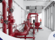Componentes de un sistema contra incendio industrial incluyendo bomba, tablero y red hidráulica