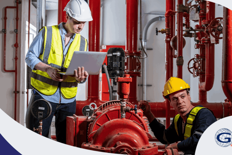 bitacora-mantenimiento-sistema-contra-incendio Técnicos realizando inspección y registro de mantenimiento en un sistema contra incendio industrial con bombas y tuberías