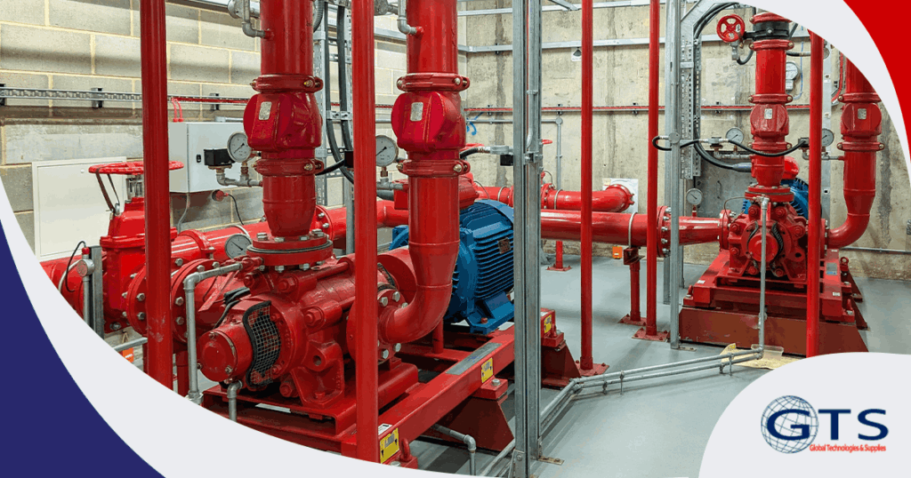 Sistema contra incendio industrial con bombas contra incendio, tuberías y equipo de bombeo instalado para mantenimiento preventivo