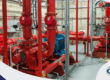Sistema contra incendio industrial con bombas contra incendio, tuberías y equipo de bombeo instalado para mantenimiento preventivo